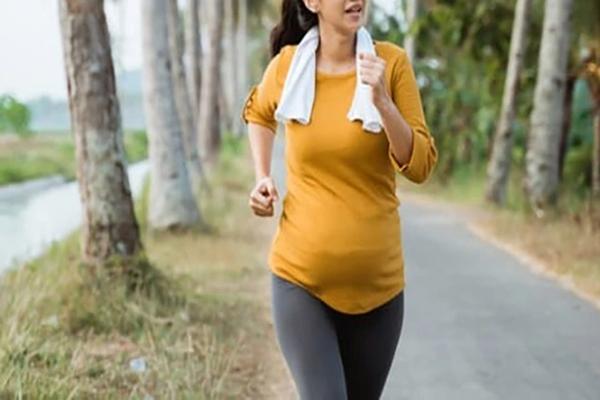 Mẹ bầu 29 tuần ở Bắc Giang chạy Marathon gây tranh cãi nảy lửa, bác sĩ nói gì?-1