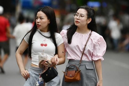 Thời tiết Hà Nội 3 ngày tới: Nắng mạnh đến 34 độ, sau xuất hiện mưa rào