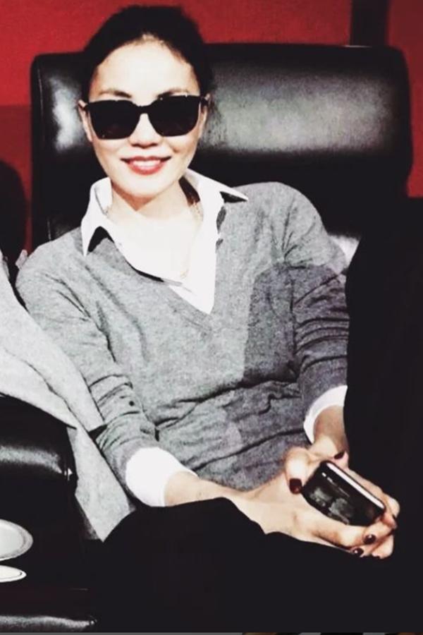 Tuổi U60, Vương Phi vẫn được Tạ Đình Phong mê mẩn nhờ vẻ ngoài tươi trẻ-2