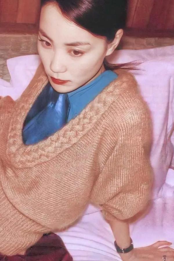 Tuổi U60, Vương Phi vẫn được Tạ Đình Phong mê mẩn nhờ vẻ ngoài tươi trẻ-4