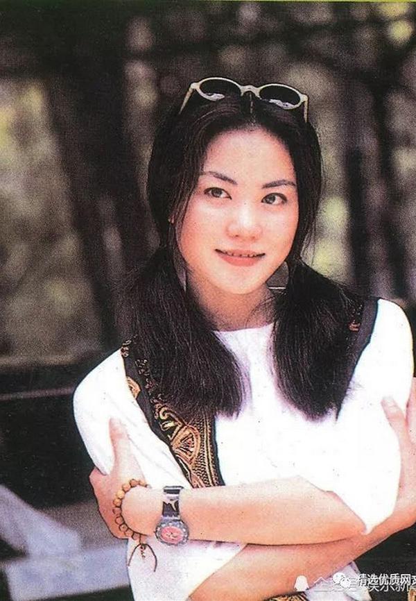 Tuổi U60, Vương Phi vẫn được Tạ Đình Phong mê mẩn nhờ vẻ ngoài tươi trẻ-8