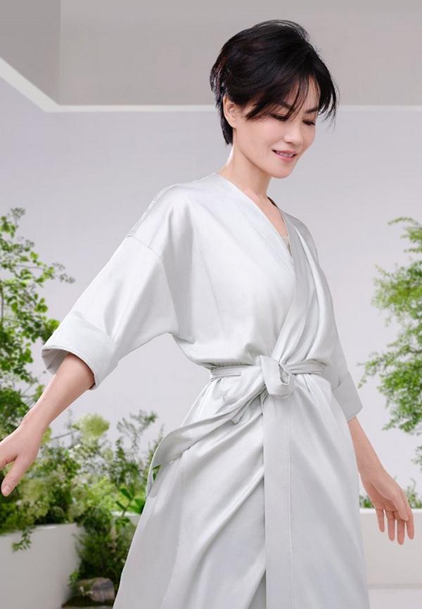 Tuổi U60, Vương Phi vẫn được Tạ Đình Phong mê mẩn nhờ vẻ ngoài tươi trẻ-9