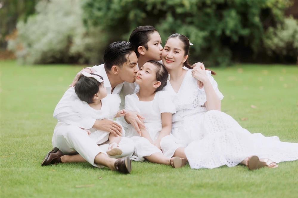 Khánh Thi - Phan Hiển diện đồ tông xuyệt tông, mừng con gái Lisa tròn 1 tuổi-2