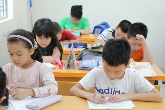 Vừa vào lớp 1, nhiều phụ huynh biến con thành 'thợ cày' học thêm kín tuần