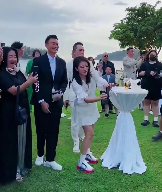 An Dĩ Hiên bí mật đến hôn lễ Trần Kiều Ân, lộ diện sau thời gian ở ẩn vì chồng ngồi tù-2