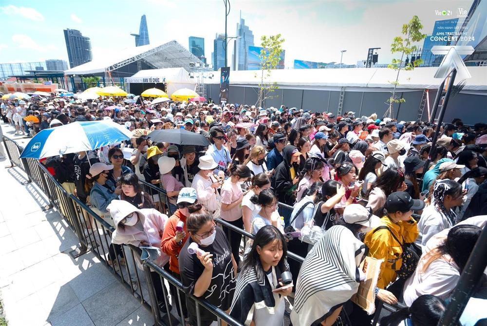 Fan xếp hàng dài từ trưa, cảnh tượng chưa từng thấy trước concert Anh trai say hi-4