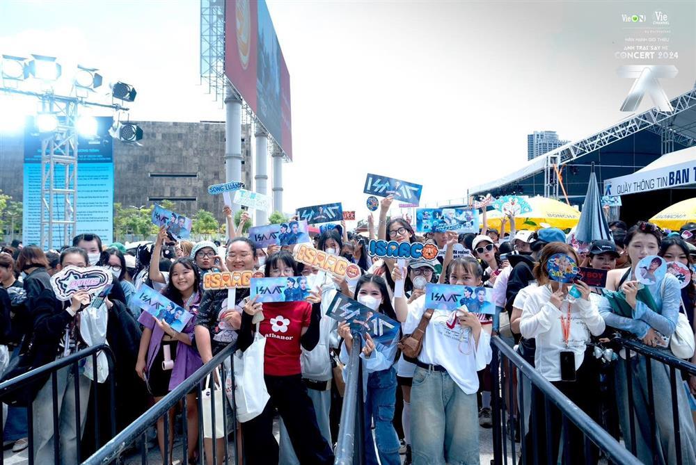 Fan xếp hàng dài từ trưa, cảnh tượng chưa từng thấy trước concert Anh trai say hi-5