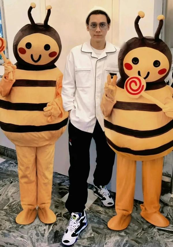 Lý Dịch Phong lộ diện sau lùm xùm mua dâm, ngoại hình ra sao mà gây chú ý?-1