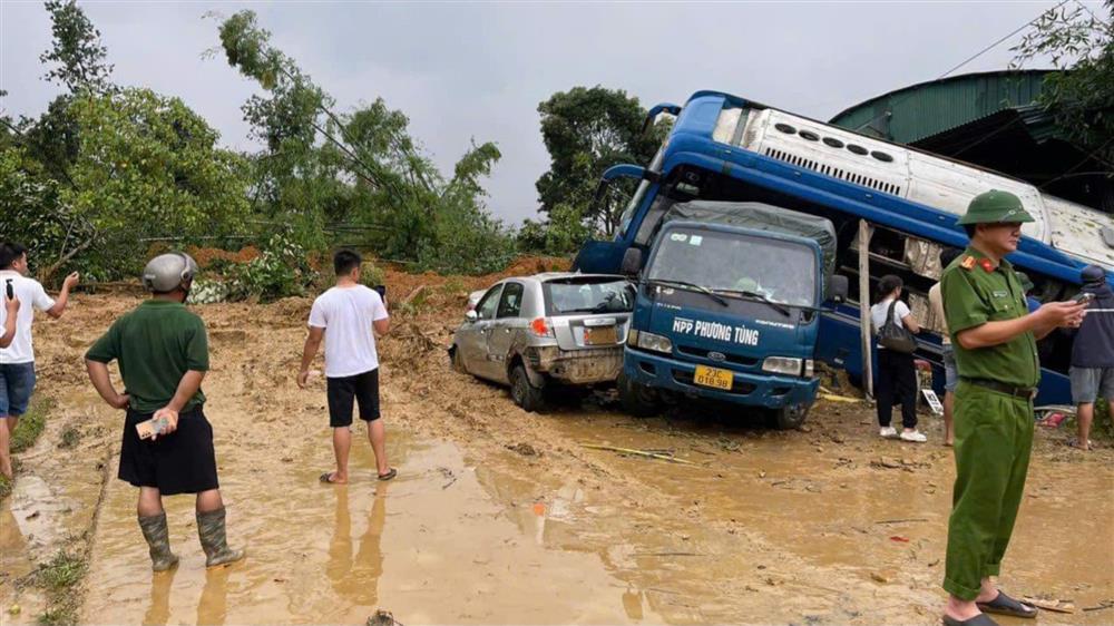 Hiện trường vụ sạt lở vùi lấp nhà và xe ở Hà Giang-2