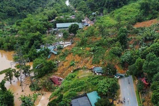 Hiện trường vụ sạt lở vùi lấp nhà và xe ở Hà Giang