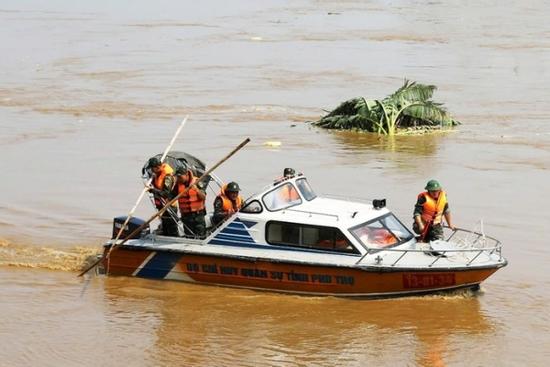 15 đặc công người nhái sẽ rà bán kính 10km tìm nạn nhân vụ sập cầu Phong Châu