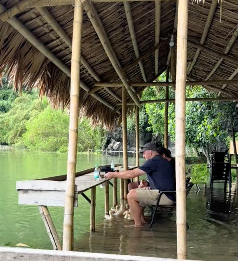 Du khách Tây thích thú với mô hình cà phê kiểu đồng quê Việt Nam, nhìn các nhân viên đặc biệt lại càng mê hơn-1