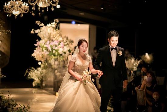 Cô gái Sài thành lấy chồng Hàn Quốc hơn 20 tuổi: Yêu từ cái nhìn đầu tiên