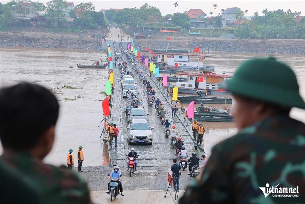 Ngày đầu tiên người dân đi qua cầu phao Phong Châu-2