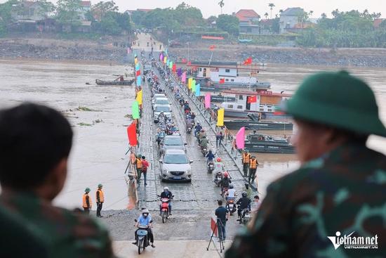 Ngày đầu tiên người dân đi qua cầu phao Phong Châu
