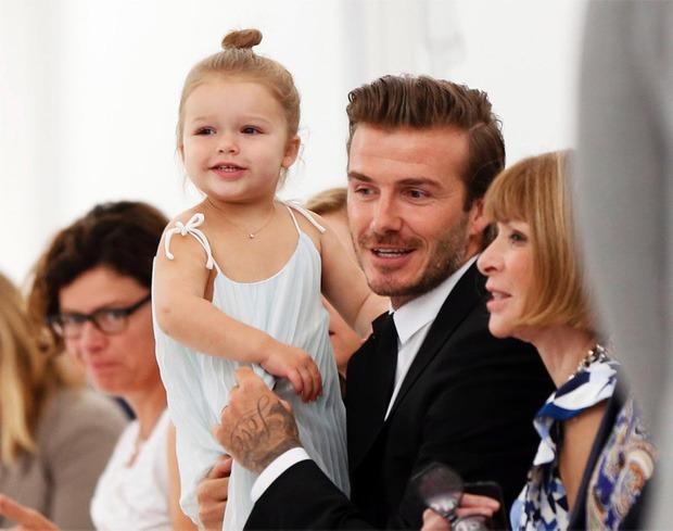 Tiểu thư Harper nhà Beckham dậy thì lấn át bố mẹ, thay đổi ra sao so với lần đầu dự show thời trang vào hơn 10 năm trước?-4