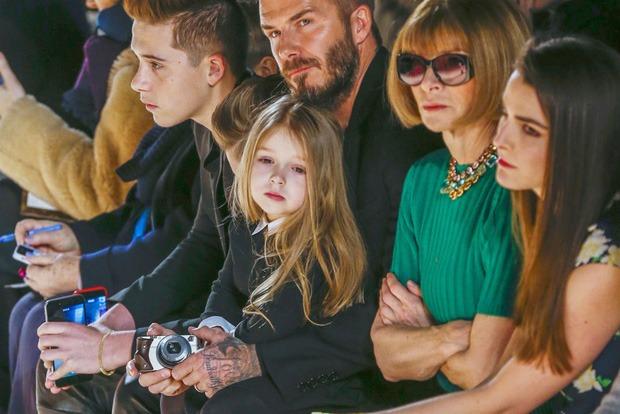 Tiểu thư Harper nhà Beckham dậy thì lấn át bố mẹ, thay đổi ra sao so với lần đầu dự show thời trang vào hơn 10 năm trước?-5