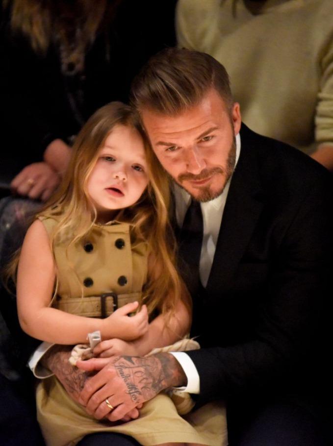 Tiểu thư Harper nhà Beckham dậy thì lấn át bố mẹ, thay đổi ra sao so với lần đầu dự show thời trang vào hơn 10 năm trước?-6