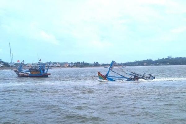 Đang neo đậu ở cảng, tàu cá của ngư dân Quảng Ngãi cháy ngùn ngụt-2