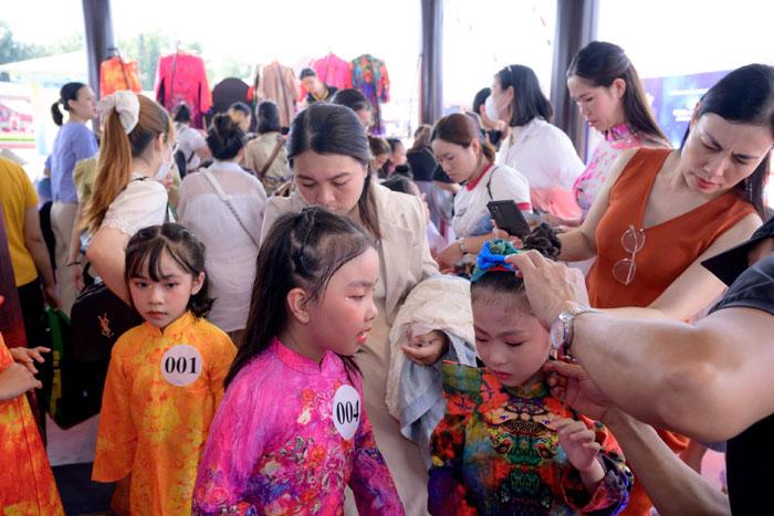 Dàn sao nhí quy tụ cùng tham gia casting model áo dài mẹ và bé-1