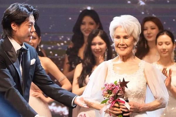 Cụ bà 93 tuổi ở Quảng Ngãi tập yoga thu hút 21 triệu lượt xem giờ ra sao?-4