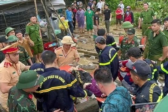 Nỗi đau xé lòng của gia đình chàng trai tử vong khi livestream sạt lở đất: 'Hy vọng dập tắt khi thấy thi thể em'