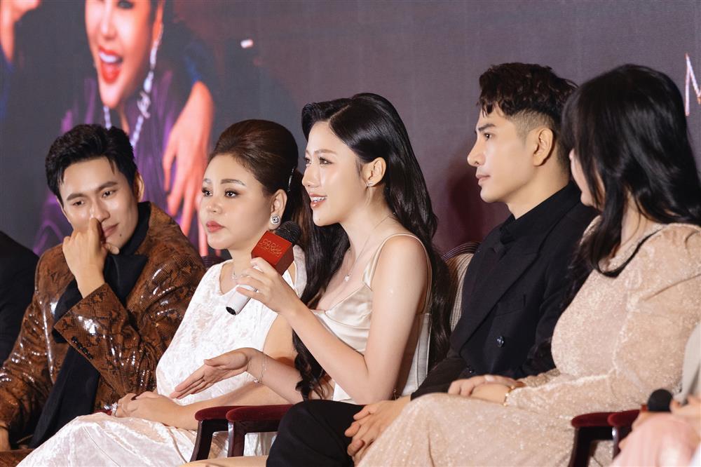 Làm cô dâu hào môn, em gái Trấn Thành được đeo vàng nặng trĩu cổ-4