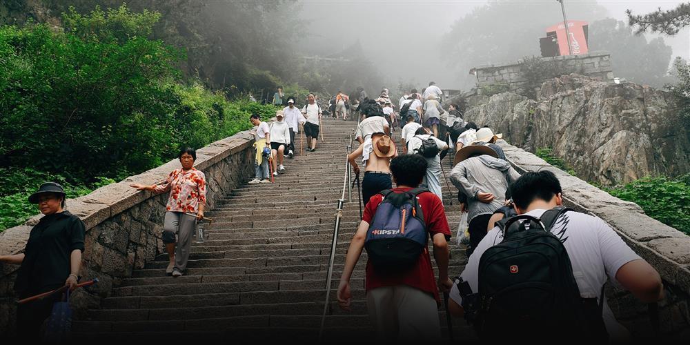 Dịch vụ trai trẻ bế, cõng du khách leo núi gây tranh cãi