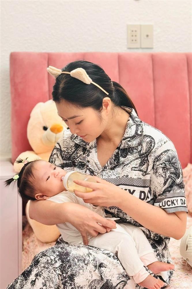 Thanh Trúc sau 1 năm ở ẩn: Công khai gương mặt con gái 3 tháng tuổi, nhưng giấu kín danh tính ông xã-1