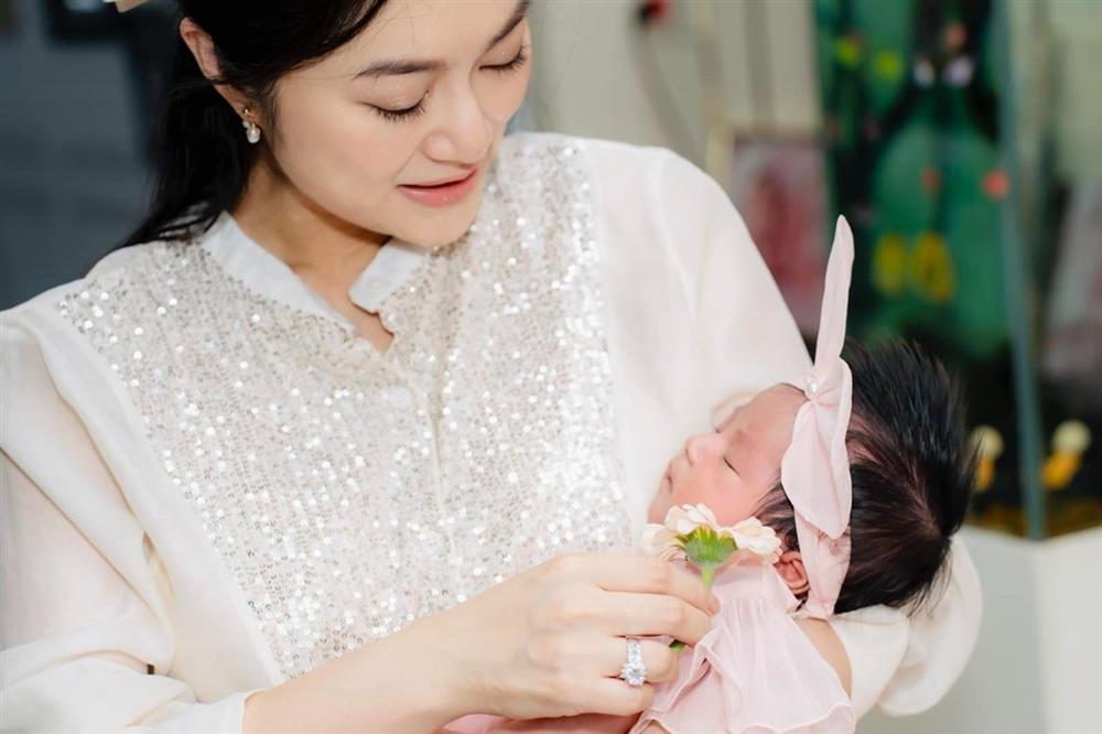 Thanh Trúc sau 1 năm ở ẩn: Công khai gương mặt con gái 3 tháng tuổi, nhưng giấu kín danh tính ông xã-3