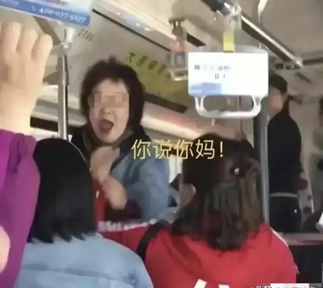 Tát nam thanh niên không nhường chỗ trên xe bus, cựu giáo viên tự đẩy mình vào bi kịch: Hối hận đã muộn!-1