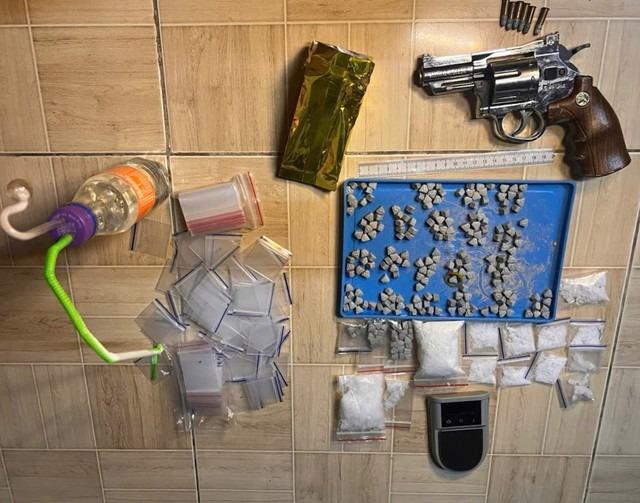 Lẩn trốn công an, nam thanh niên thay đổi ngoại hình, tăng 15 kg để buôn bán ma túy-2