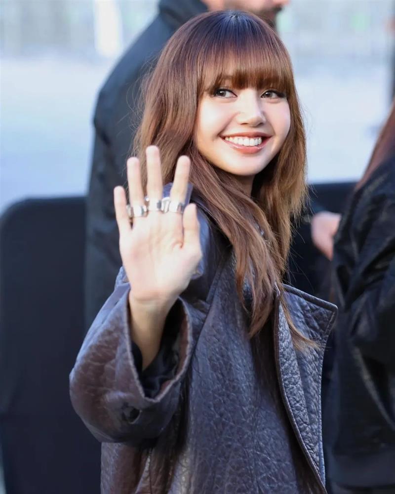 Hot: Bắt gọn Lisa (BLACKPINK) trò chuyện với bố mẹ chồng tương lai giữa Paris Fashion Week!-3