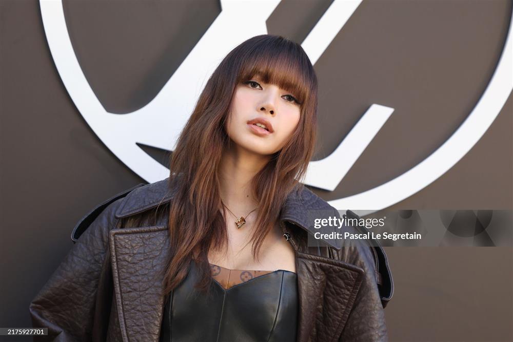 Hot: Bắt gọn Lisa (BLACKPINK) trò chuyện với bố mẹ chồng tương lai giữa Paris Fashion Week!-4