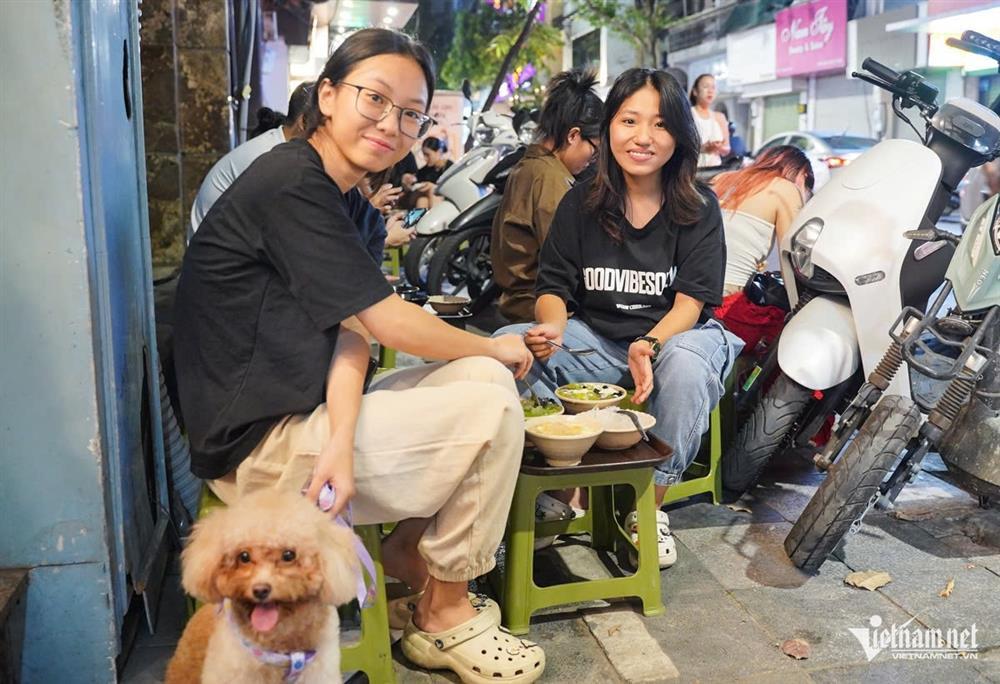 Quán tào phớ siêu nhỏ, siêu chật ở Hà Nội, khách xếp hàng dài chờ mua-6