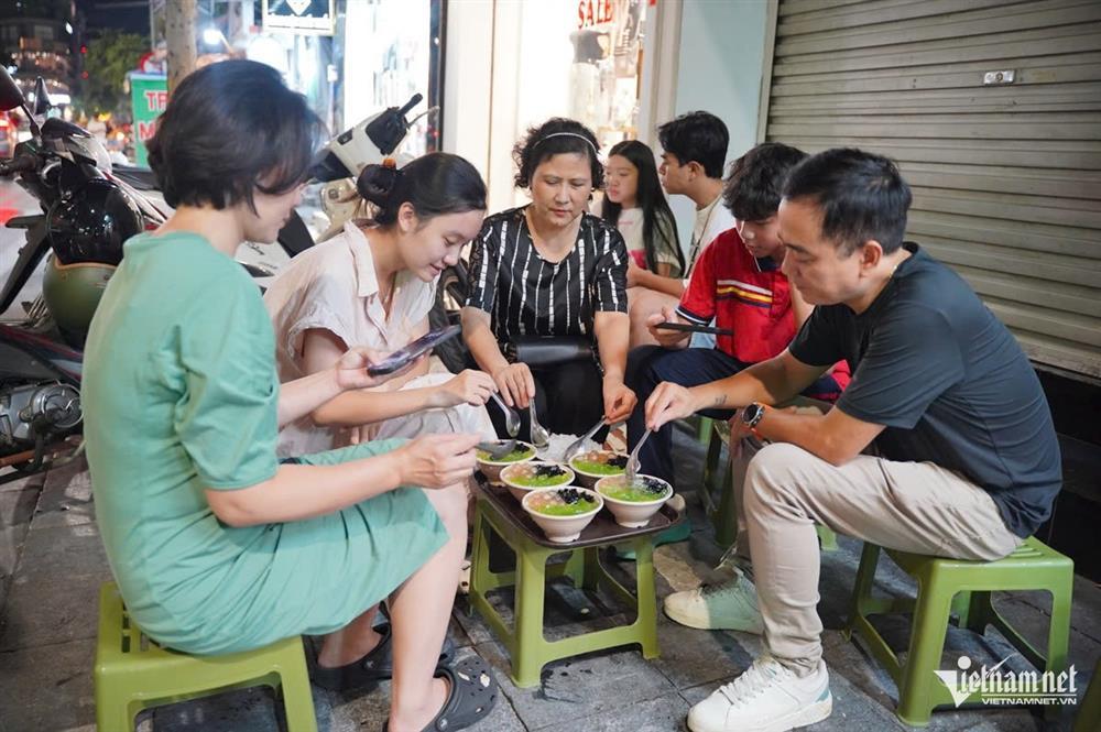 Quán tào phớ siêu nhỏ, siêu chật ở Hà Nội, khách xếp hàng dài chờ mua-7