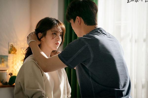 Nửa đêm bồ nhí gọi chồng cuống quýt chạy đi, khi về nhà thì sốc khi thấy cảnh tượng bên trong-1