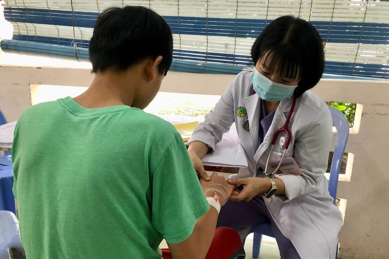 Truyền hơn 2l máu cứu trường hợp mắc sốt xuất huyết hiếm gặp-1