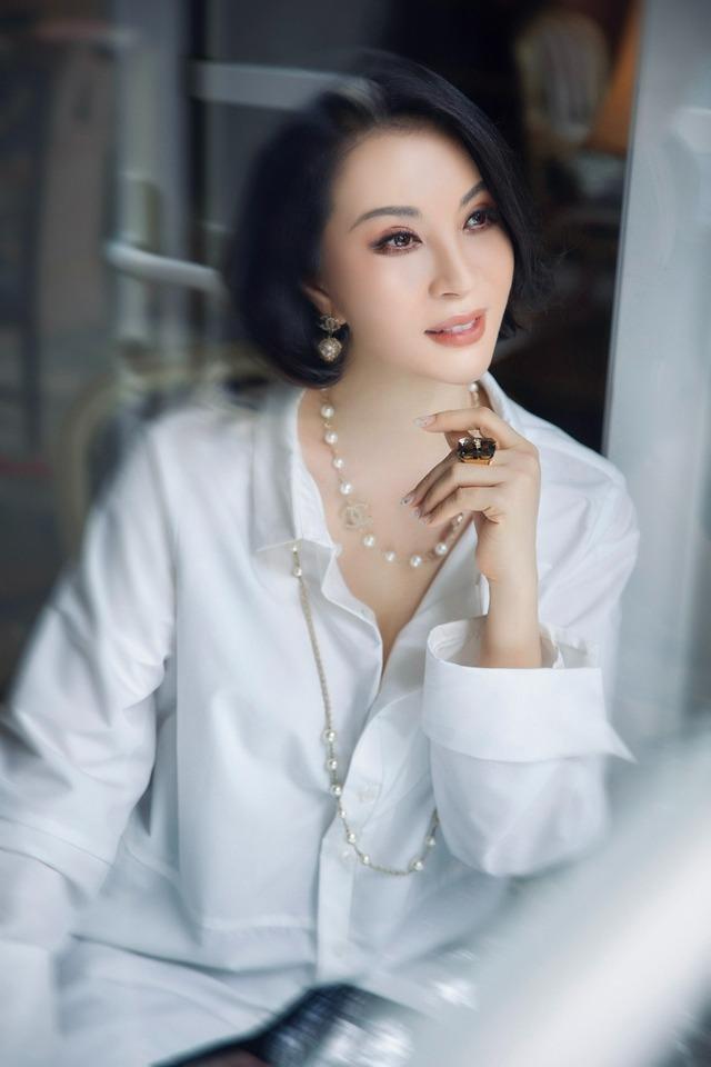 MC Thanh Mai gợi ý phối đồ đen - trắng thanh lịch, không bao giờ lỗi mốt-1