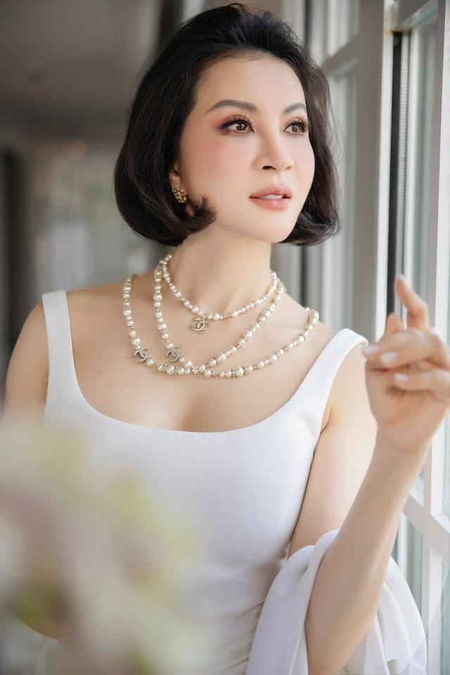 MC Thanh Mai gợi ý phối đồ đen - trắng thanh lịch, không bao giờ lỗi mốt-5