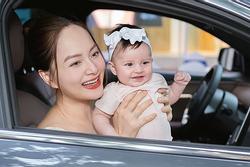 Con gái lai Tây của Lan Phương mới 6 tháng tuổi đã dạn dĩ, không sợ người lạ