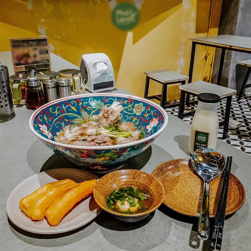 Món phở gần nửa cân thịt ở Hà Nội: Đựng trong tô khổng lồ, giới hạn suất ăn/ngày-1