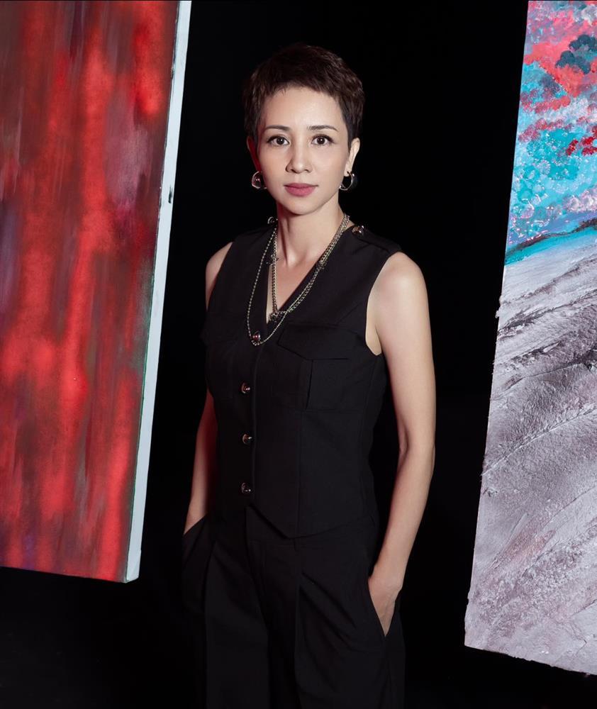 Kiểu tóc tém và loạt đầm nữ tính đặc trưng của nữ hoàng Wushu Thúy Hiền-6