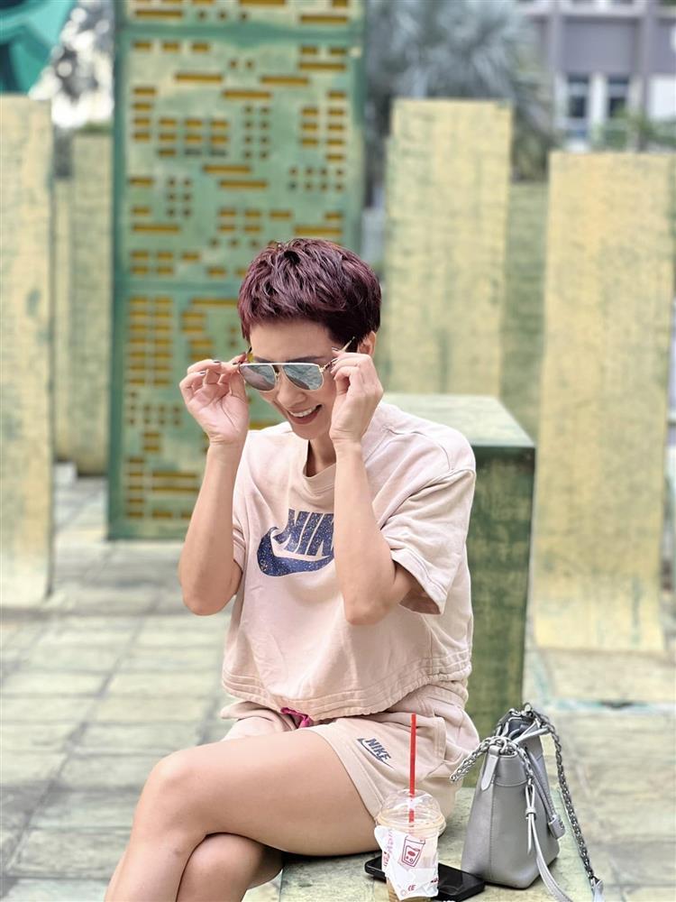 Kiểu tóc tém và loạt đầm nữ tính đặc trưng của nữ hoàng Wushu Thúy Hiền-7