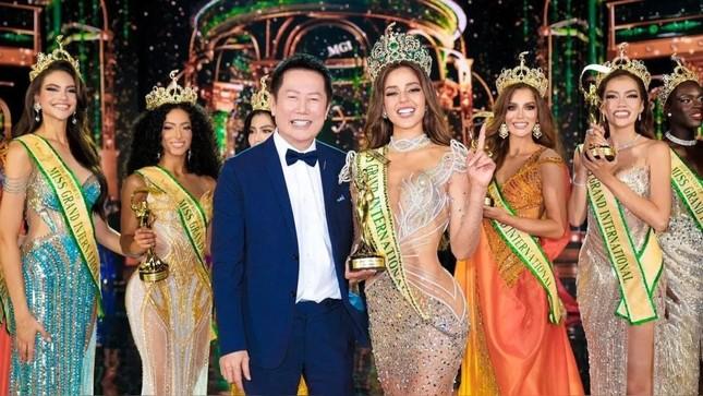 Ông Nawat gây tranh cãi về cách chọn hoa hậu-1