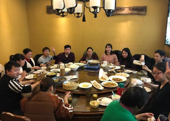 Họp lớp sau 30 năm ra trường, 45 thành viên hào hứng, nhắn tin lia lịa trong group chat và cái kết chỉ có 11 người tham dự-1