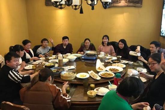 Họp lớp sau 30 năm ra trường, 45 thành viên hào hứng, nhắn tin lia lịa trong group chat và cái kết chỉ có 11 người tham dự