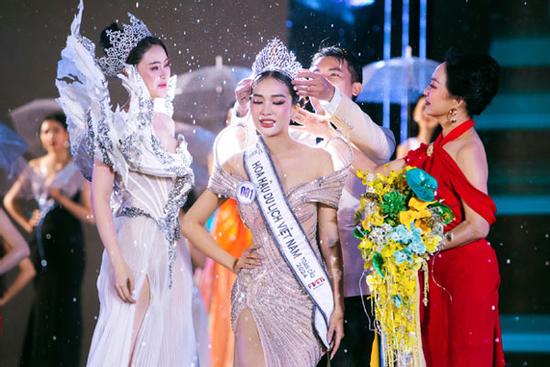Người nổi tiếng chỉ sau 1 khoảnh khắc trao vương miện Hoa hậu Du Lịch Việt Nam toàn cầu