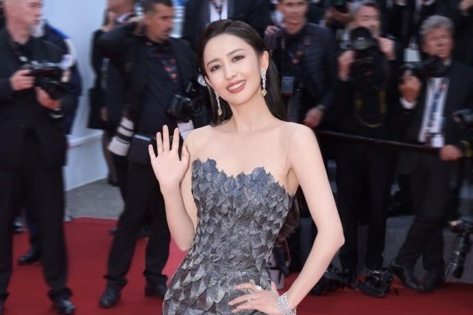 Chăm làm việc này mỗi ngày, Đồng Lệ Á có làn da trẻ đẹp dù đã bước vào tuổi trung niên-10