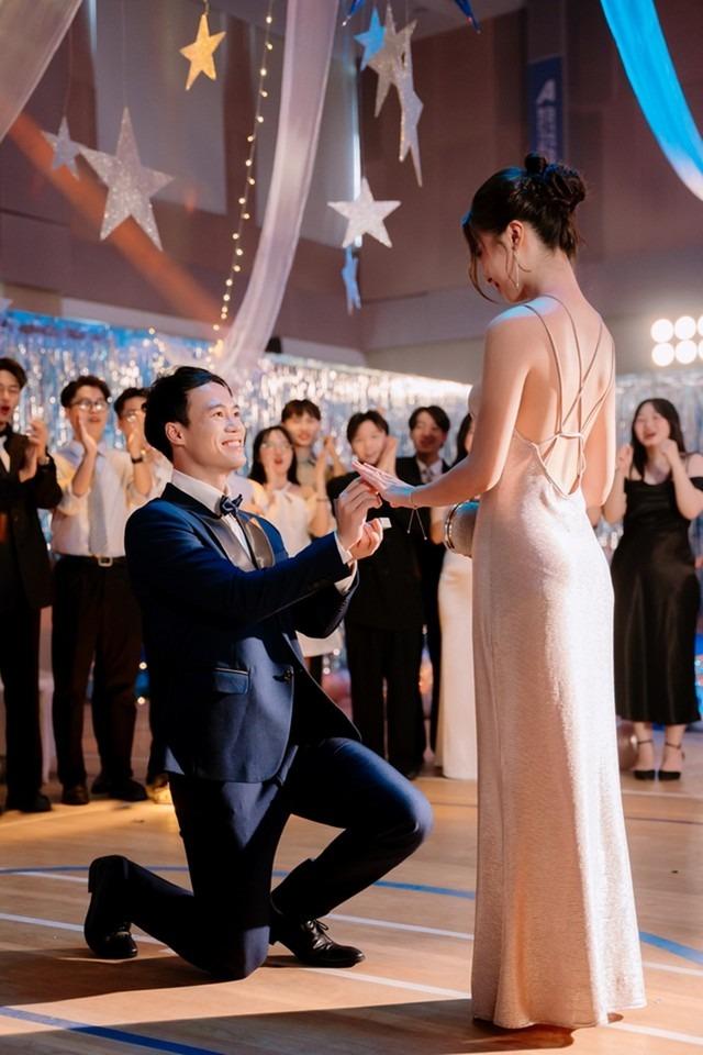 Hòa Minzy có phản ứng gì trước màn quỳ gối trao nhẫn của Văn Toàn?-1